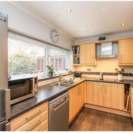 Twin Room In Crawley,Gatwick,West Sussex Ifield Dış mekan fotoğraf