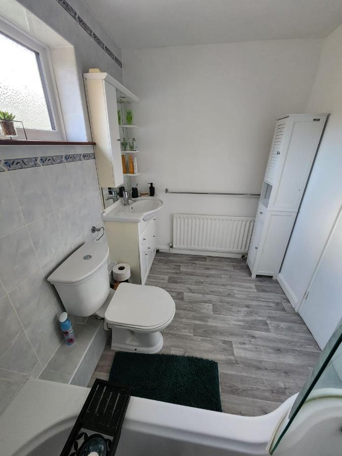Twin Room In Crawley,Gatwick,West Sussex Ifield Dış mekan fotoğraf
