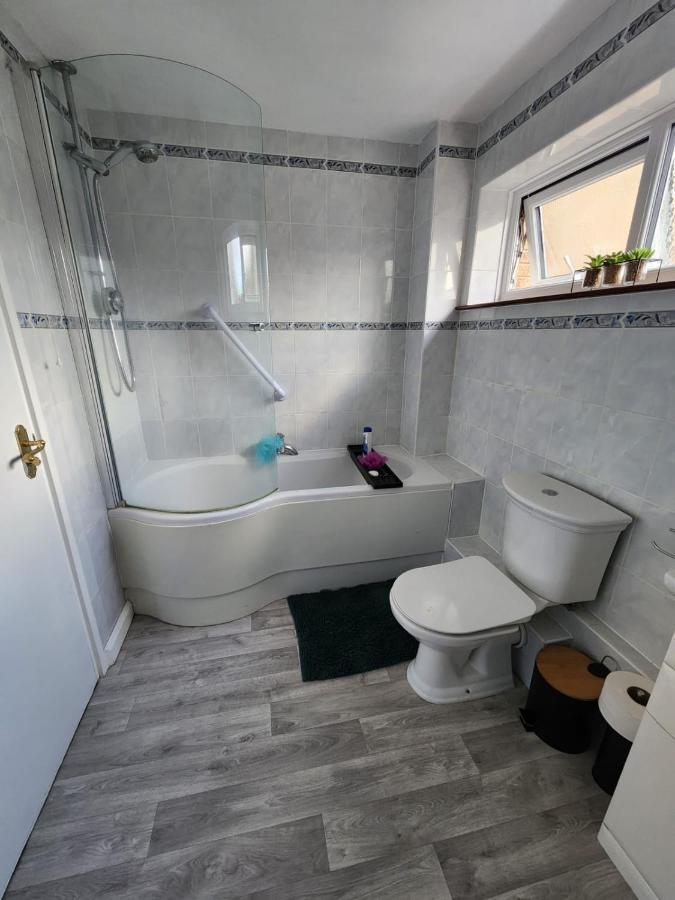 Twin Room In Crawley,Gatwick,West Sussex Ifield Dış mekan fotoğraf